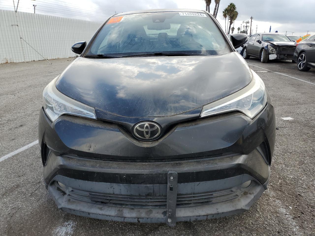 VIN NMTKHMBX4JR012202 2018 TOYOTA C-HR no.5