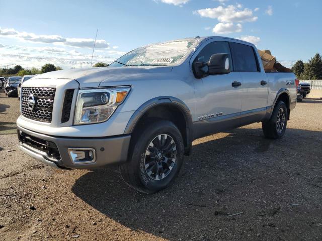  NISSAN TITAN 2018 Srebrny