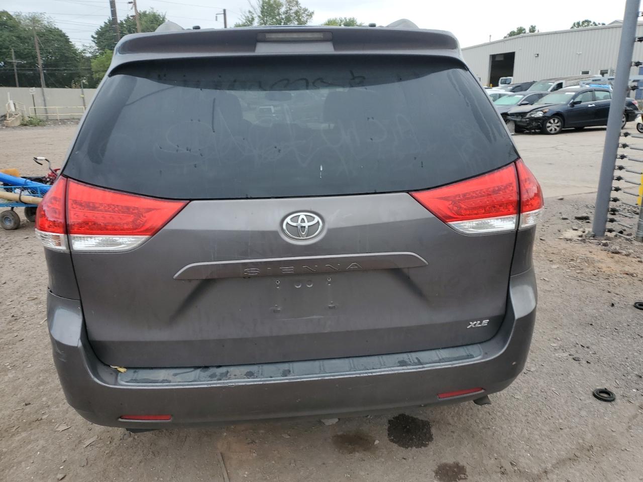 5TDYK3DC3BS129529 2011 Toyota Sienna Xle