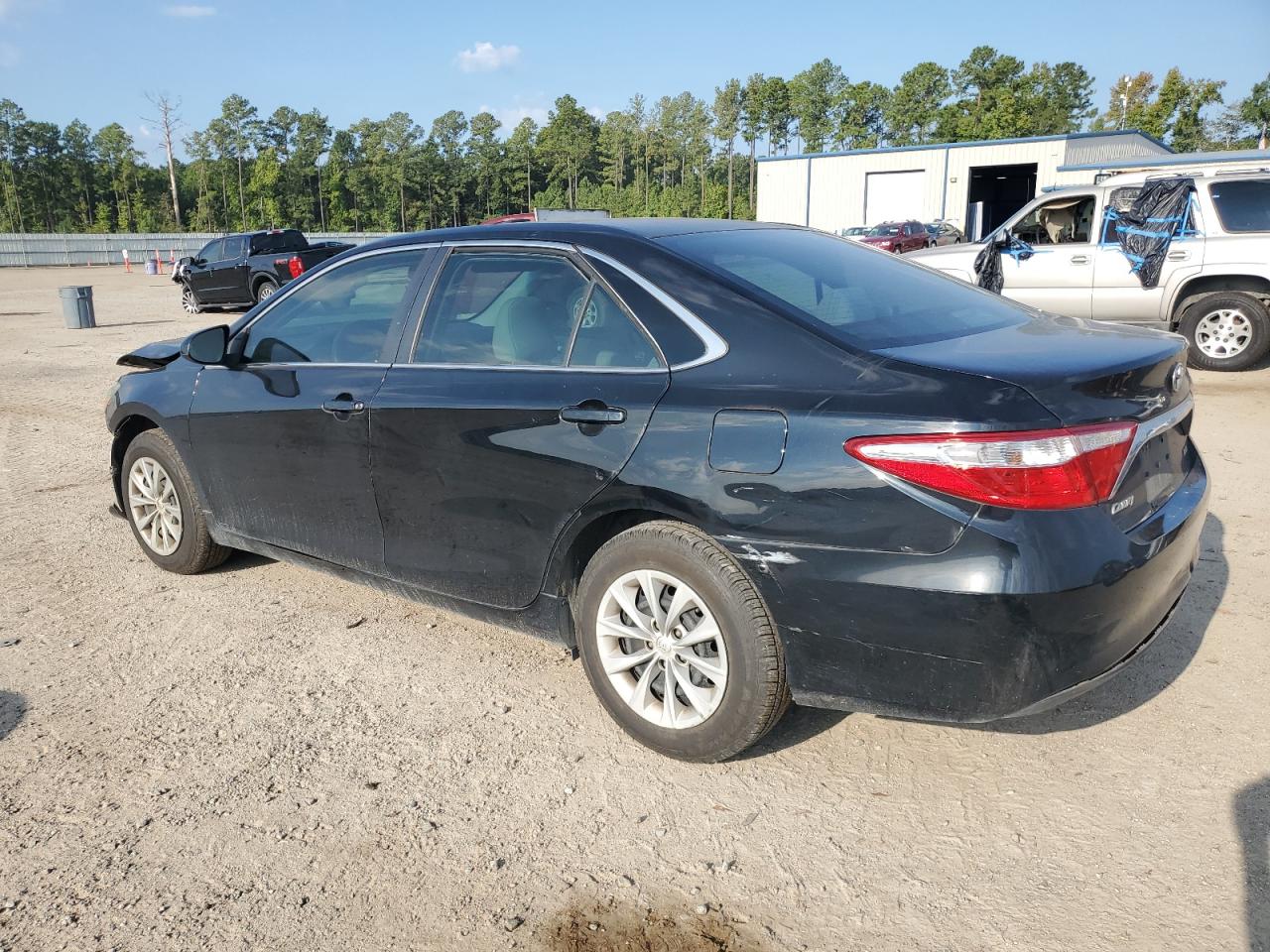 4T1BF1FK2HU684152 2017 TOYOTA CAMRY - Image 2