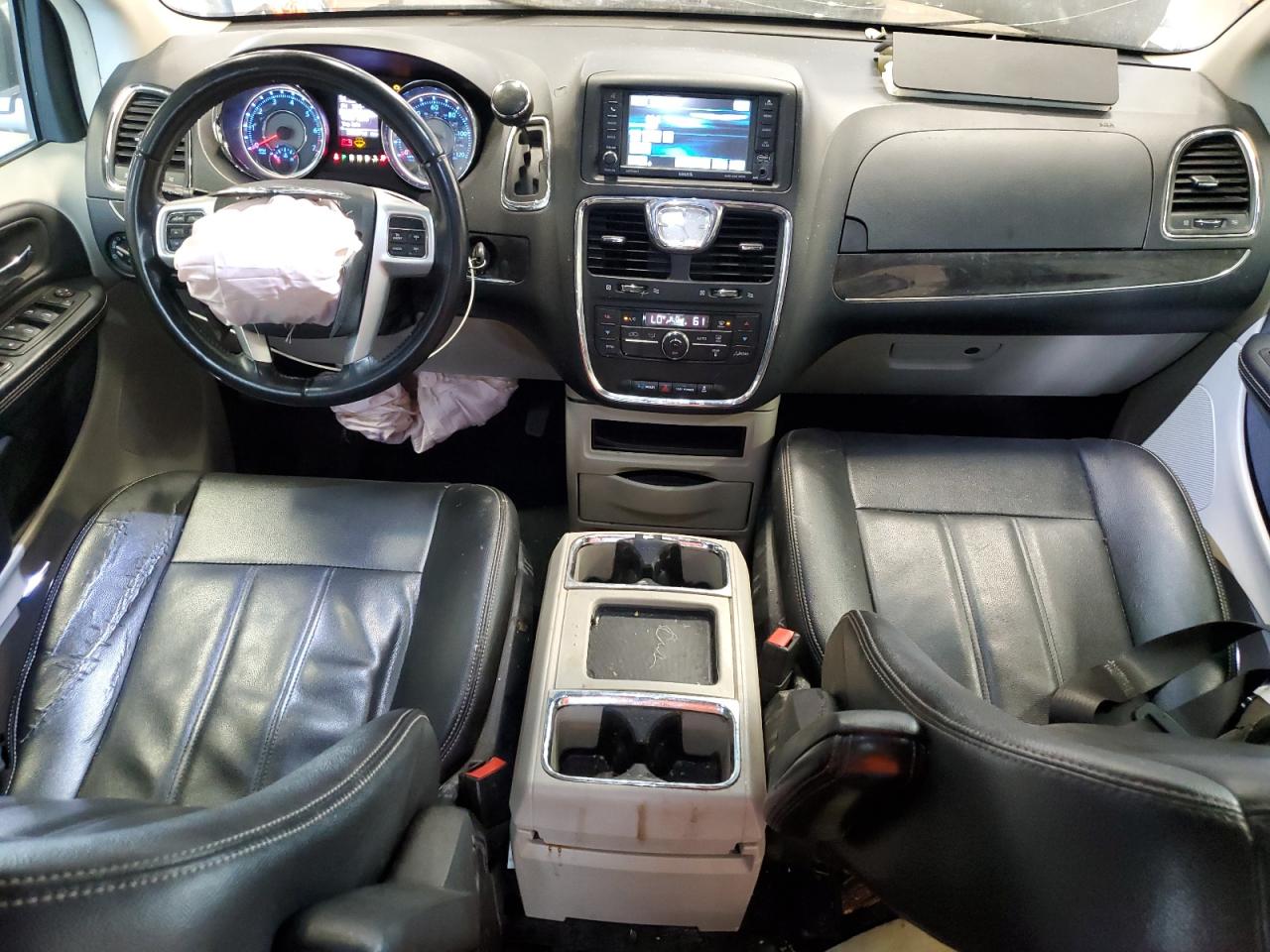 2015 Chrysler Town & Country - Image 8