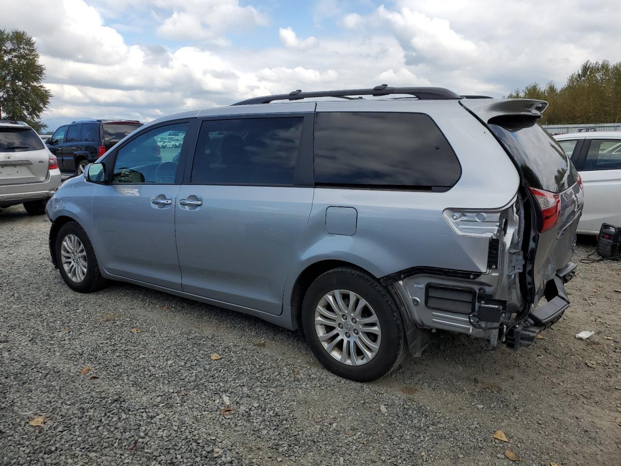 5TDYZ3DC1HS809465 2017 TOYOTA SIENNA - Image 2