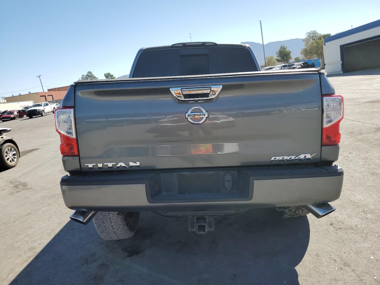 1N6AA1E54JN518027 2018 Nissan Titan Sv