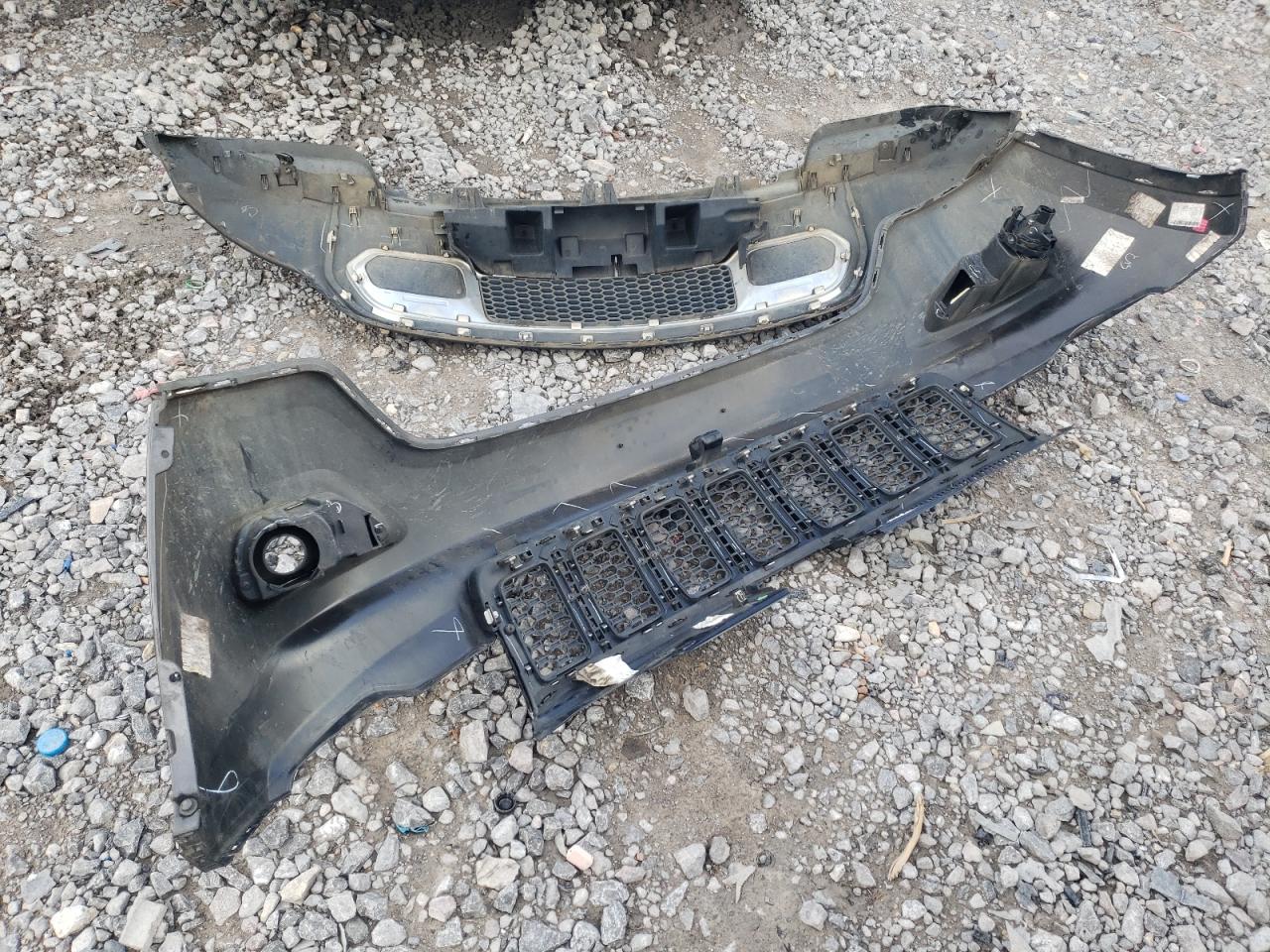 2017 Jeep Grand Cherokee - Image 13