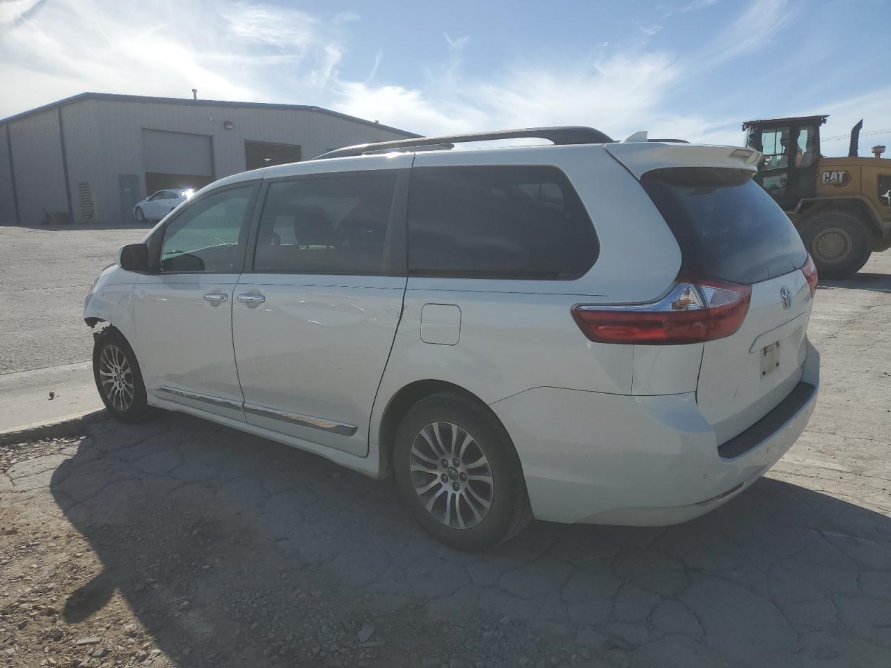 5TDYZ3DC8JS909164 2018 TOYOTA SIENNA - Image 2