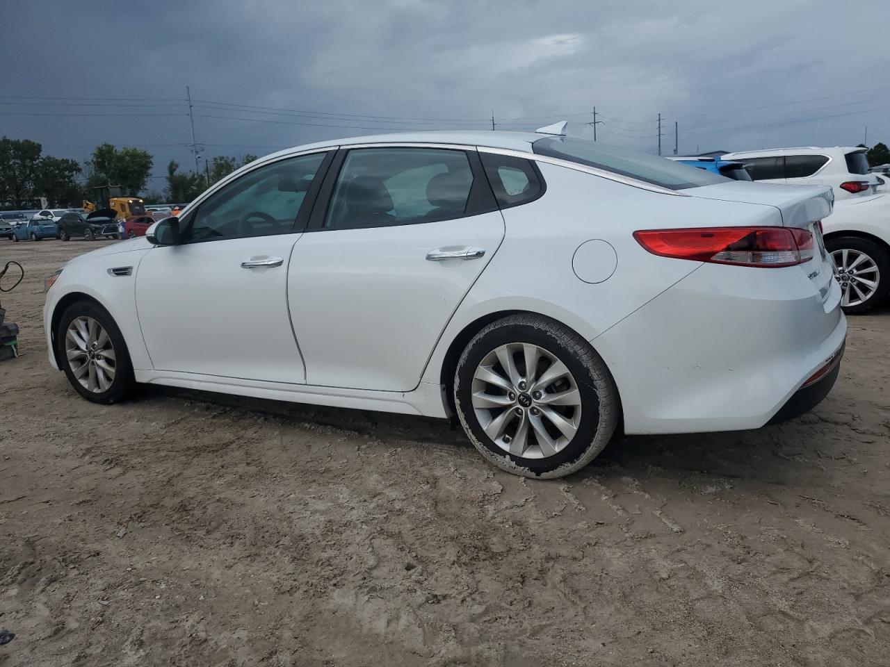 5XXGT4L36HG154919 2017 KIA OPTIMA - Image 2