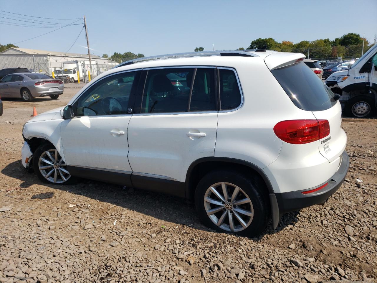 WVGSV7AX7HK003973 2017 VOLKSWAGEN TIGUAN - Image 2