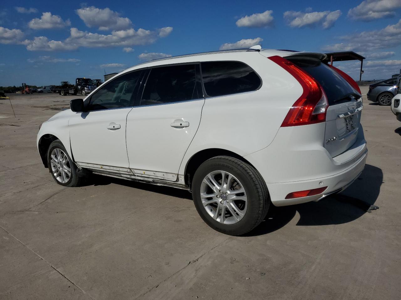 YV440MDK7F2724864 2015 VOLVO XC60 - Image 2