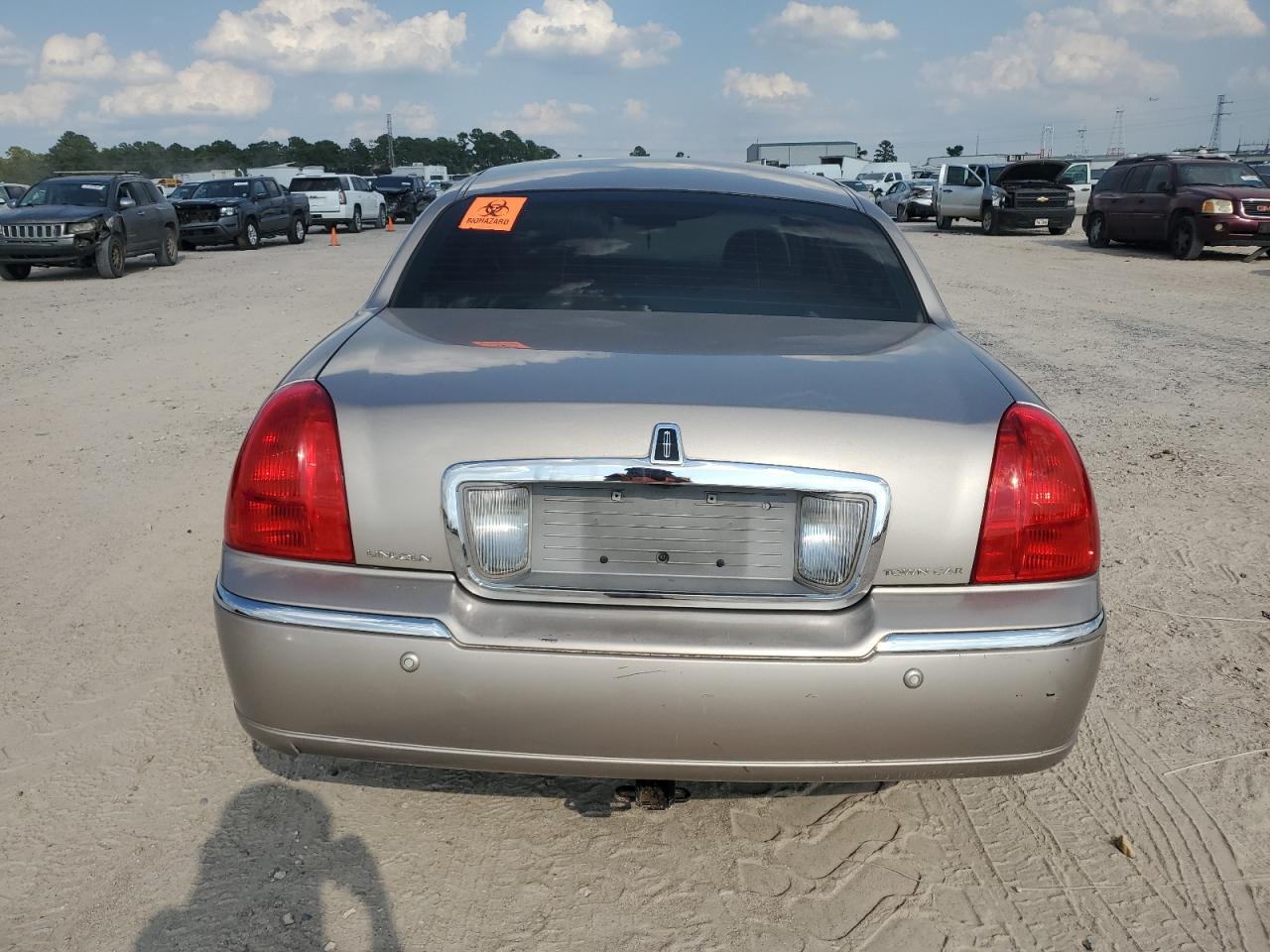 2003 Lincoln Town Car Signature VIN: 1LNHM82W53Y671852 Lot: 68991544