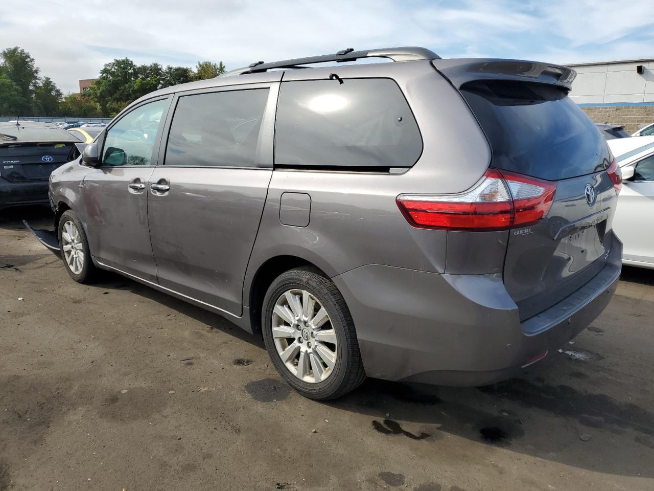 2016 Toyota Sienna - Image 2