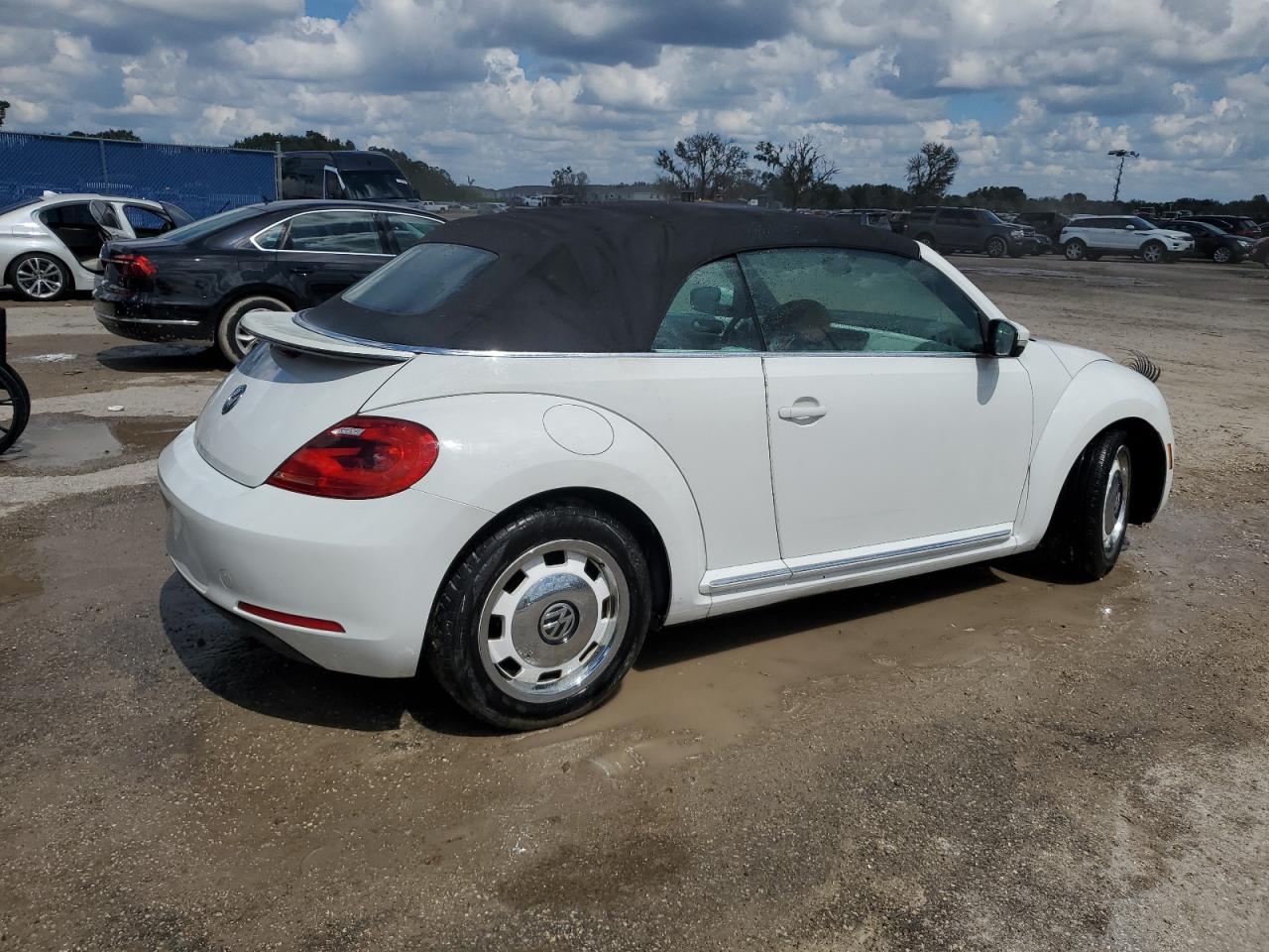 2015 Volkswagen Beetle 1.8T VIN: 3VW517AT0FM810851 Lot: 73813334