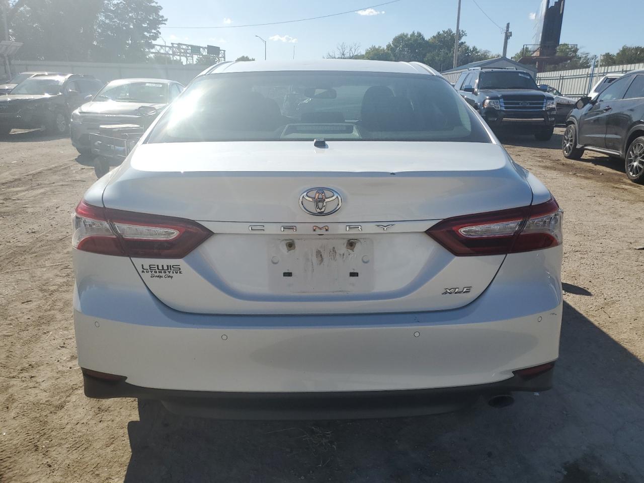 4T1B11HK6JU086065 2018 Toyota Camry L