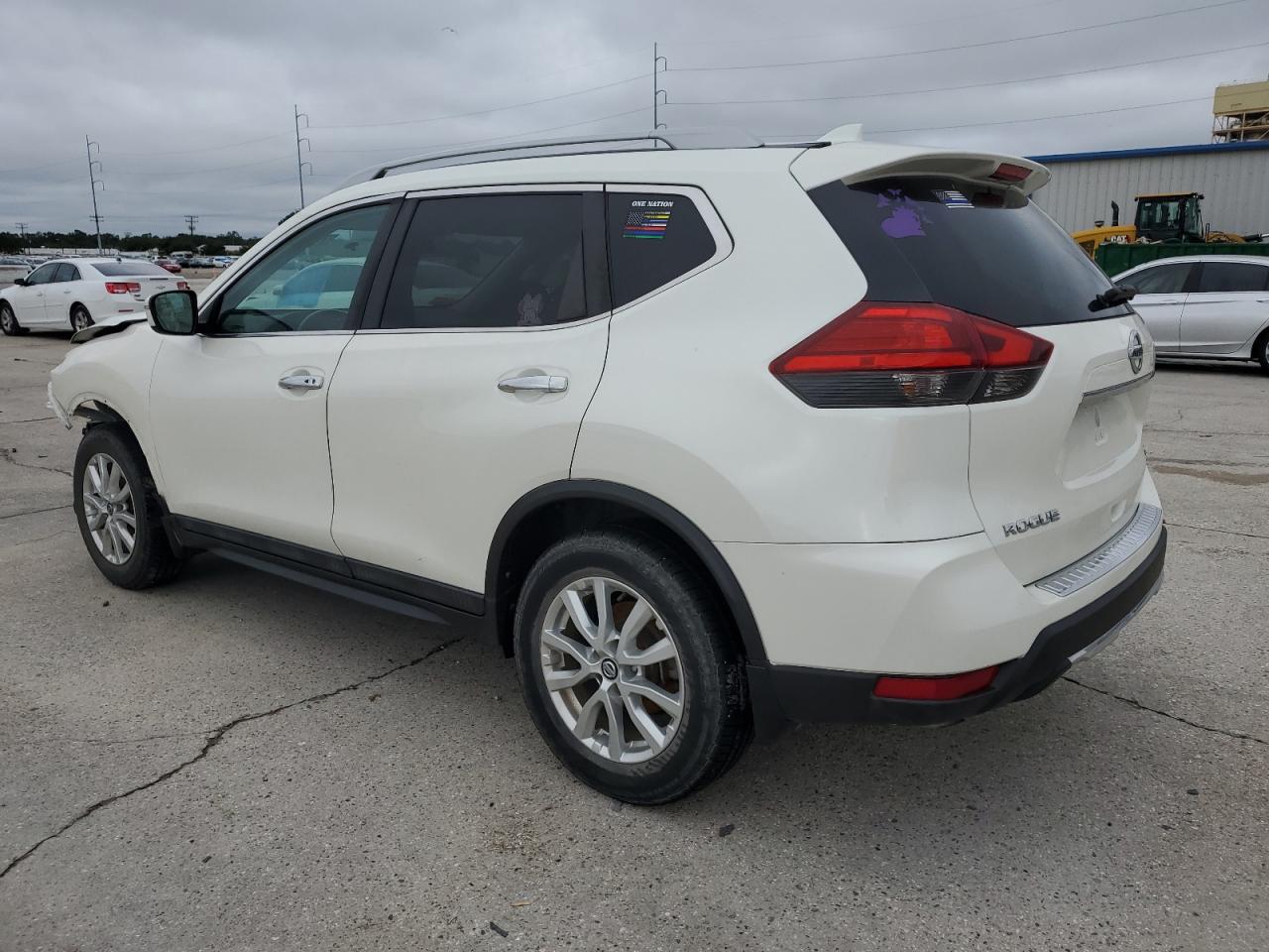 5N1AT2MT6HC885709 2017 NISSAN ROGUE - Image 2