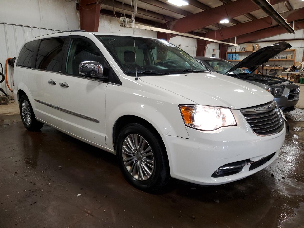 2013 Chrysler Town & Country - Image 4
