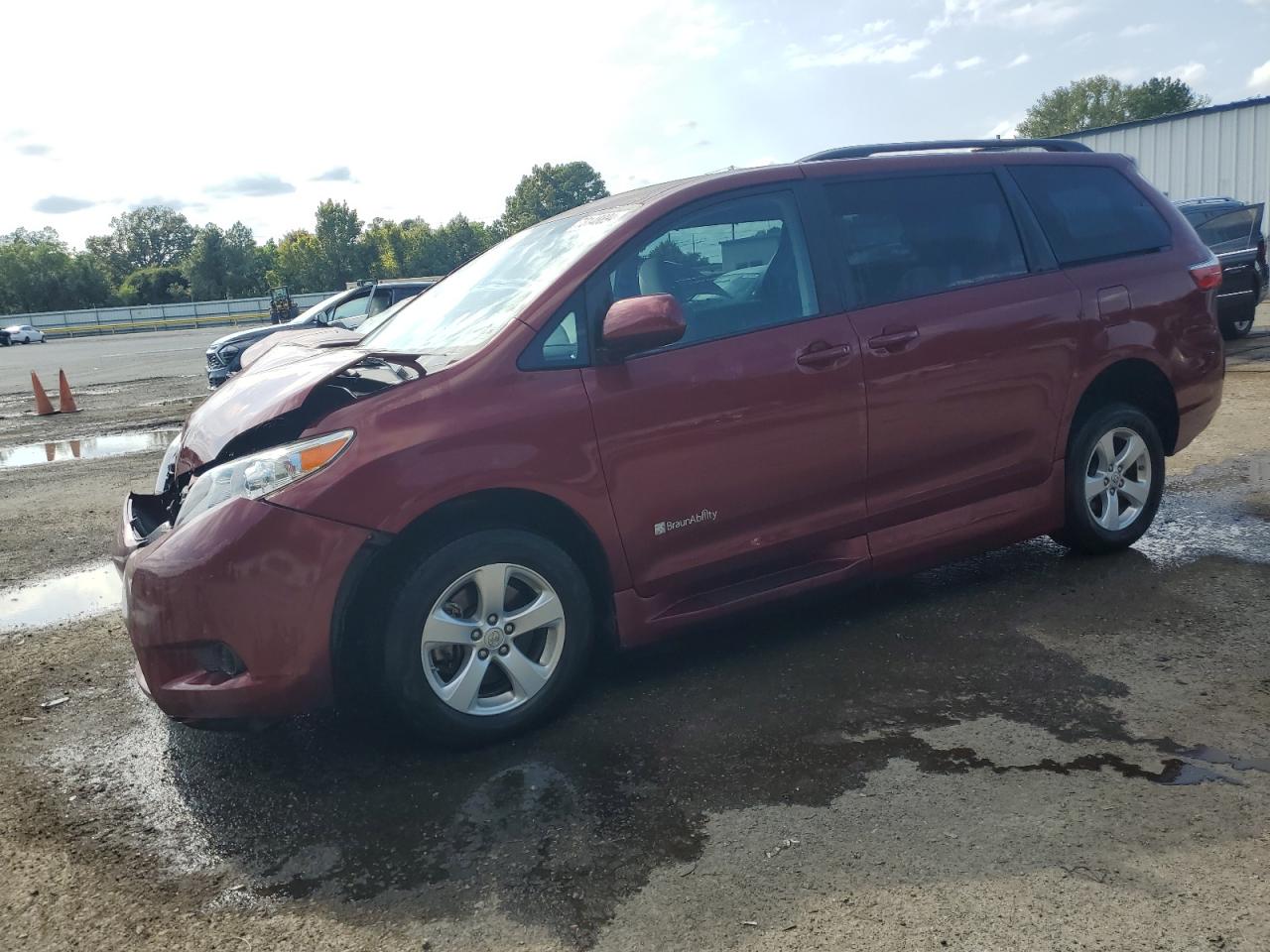 5TDKZ3DC4HS884764 2017 TOYOTA SIENNA - Image 1