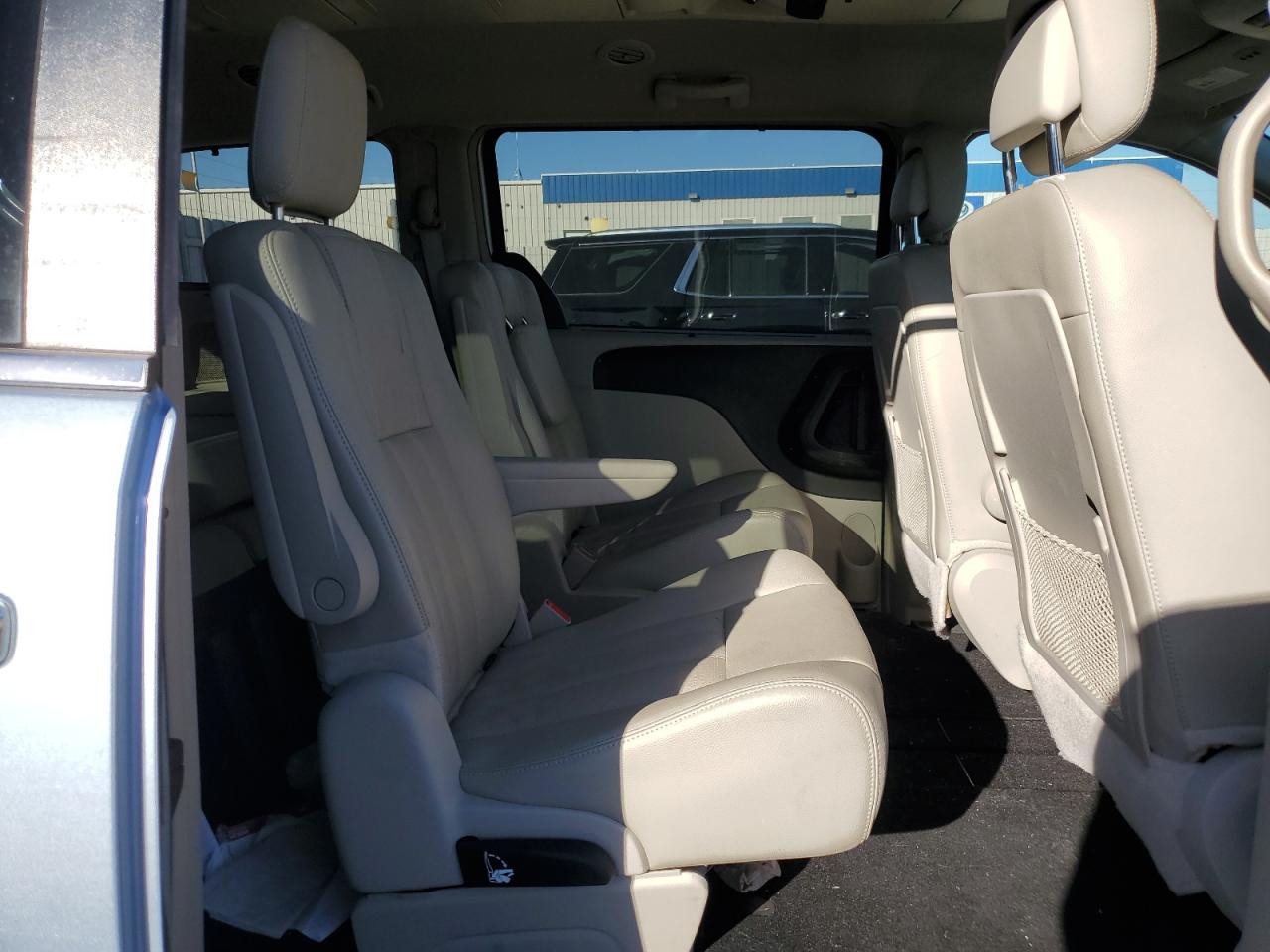 2013 Chrysler Town & Country - Image 11
