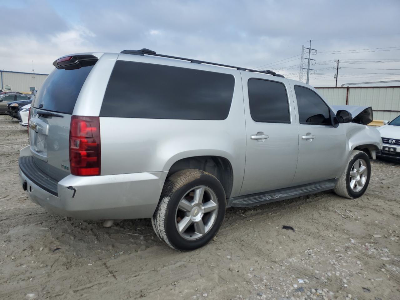 2011 Chevrolet Suburban - Image 3