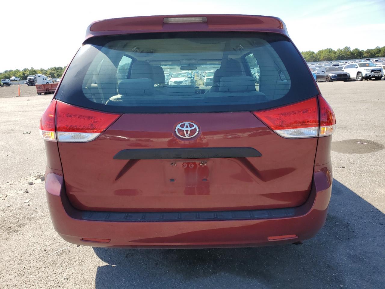 5TDKA3DC8BS002770 2011 Toyota Sienna Base