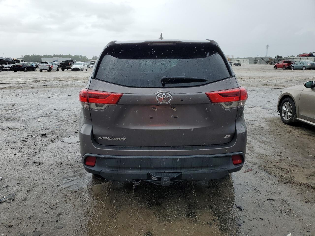 5TDKZRFH8JS287909 2018 Toyota Highlander Se