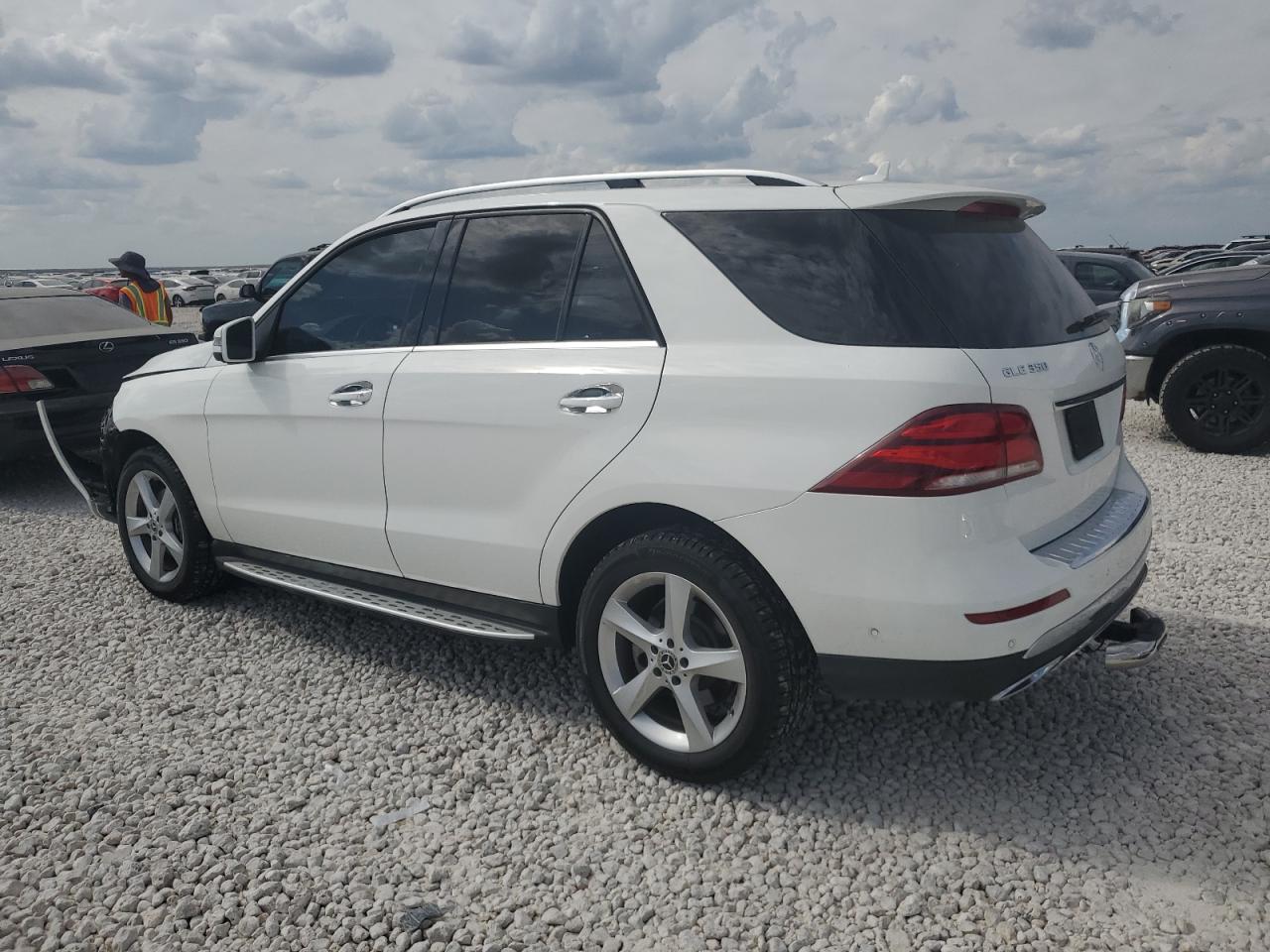 4JGDA5JB6JB078151 2018 MERCEDES-BENZ GLE - Image 2