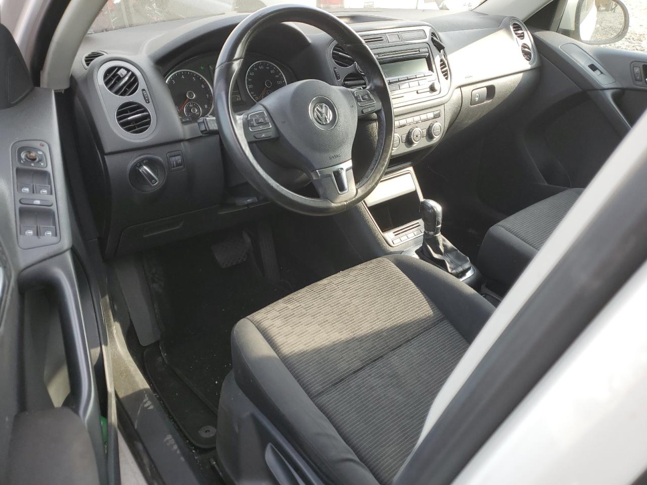 WVGBV7AX0DW518011 2013 Volkswagen Tiguan S