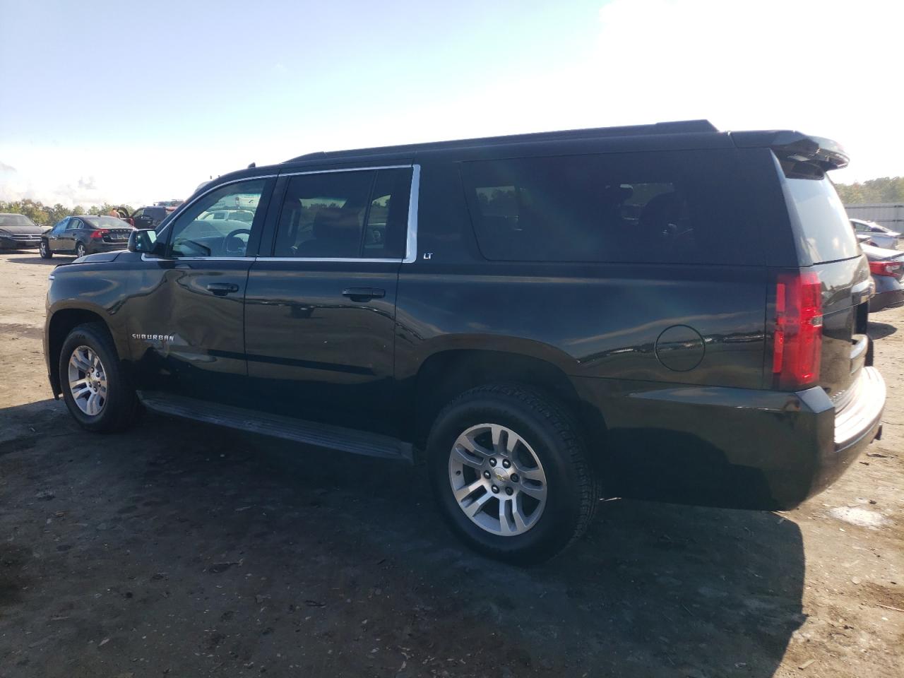 1GNSKJKC1FR570312 2015 CHEVROLET SUBURBAN - Image 2