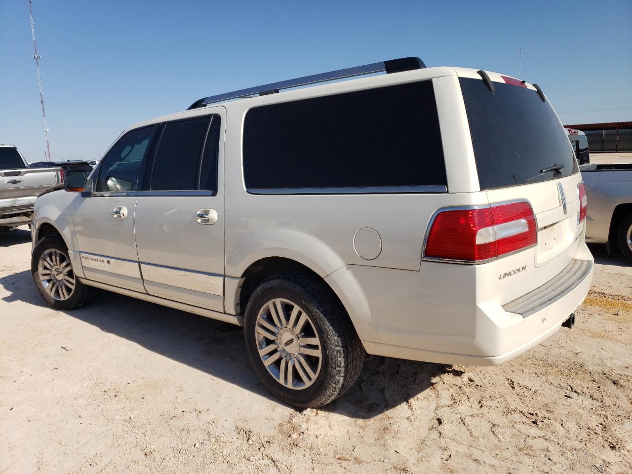 2007 Lincoln Navigator - Image 2