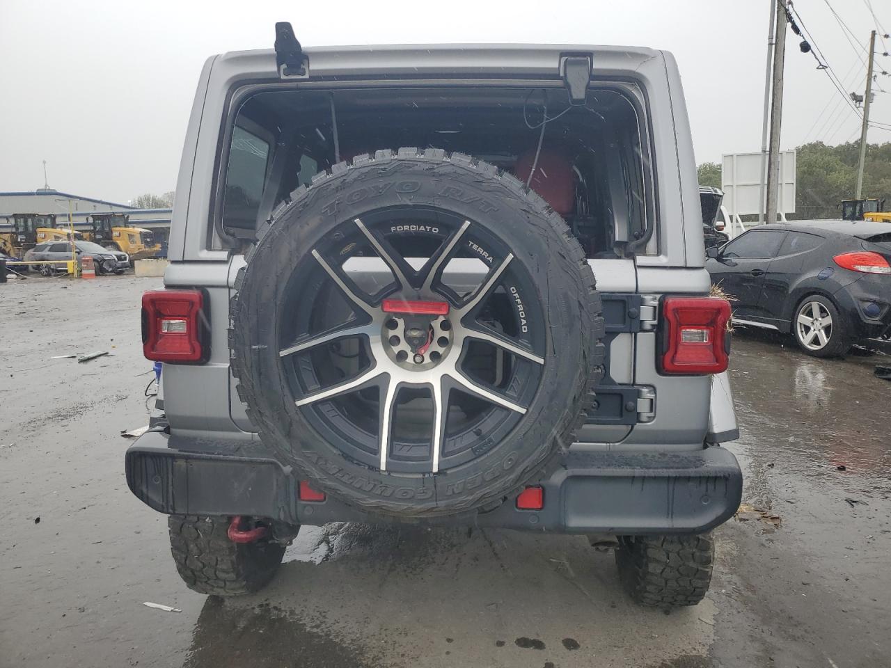 1C4HJXEG3JW301648 2018 Jeep Wrangler Unlimited Sahara