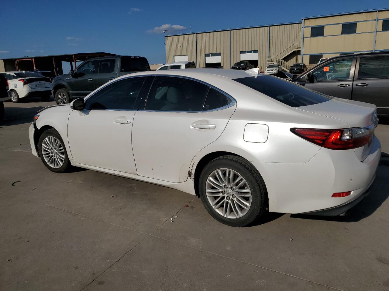 58ABK1GG6HU060174 2017 LEXUS ES - Image 2