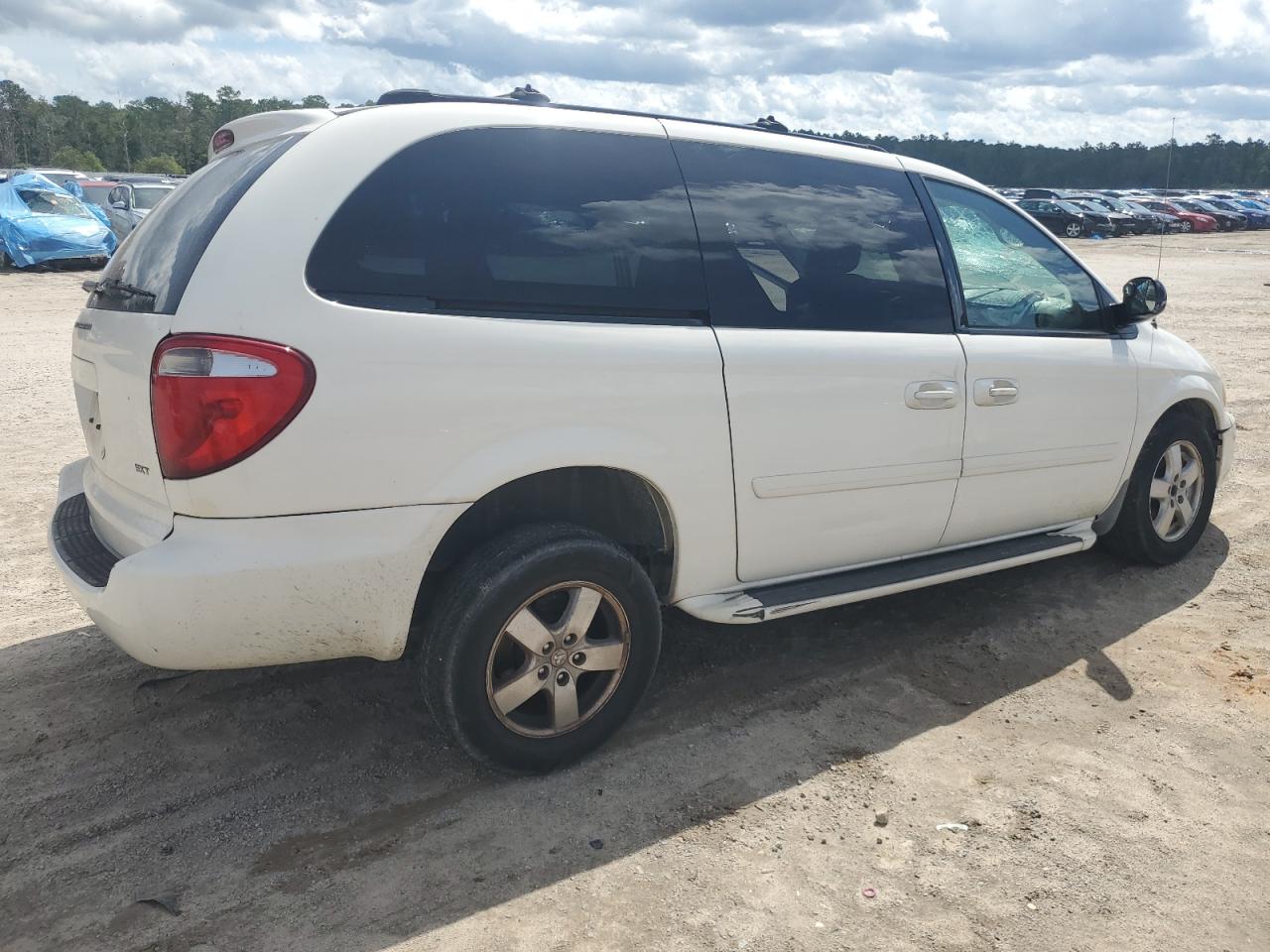 2005 Dodge Caravan - Image 3