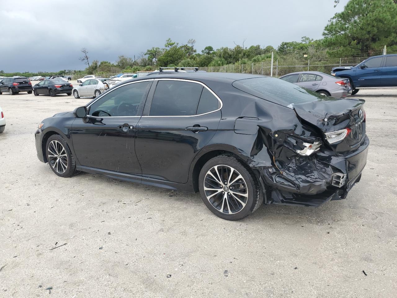 4T1B11HK5JU652829 2018 TOYOTA CAMRY - Image 2