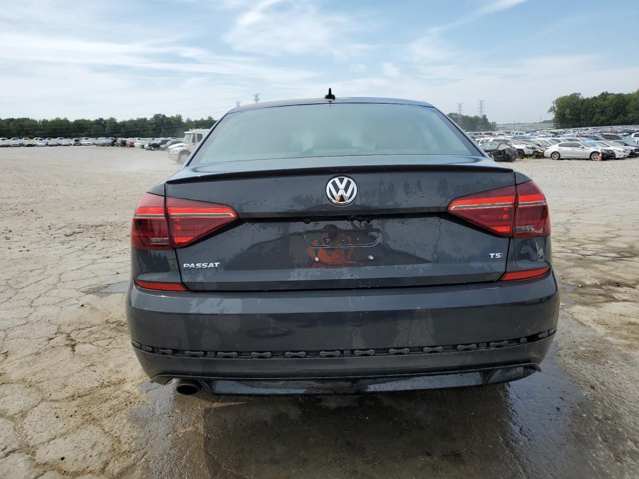 1VWAA7A37JC000688 2018 Volkswagen Passat S