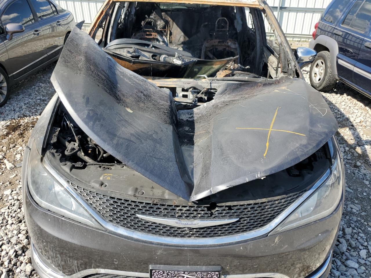 2018 Chrysler Pacifica - Image 12
