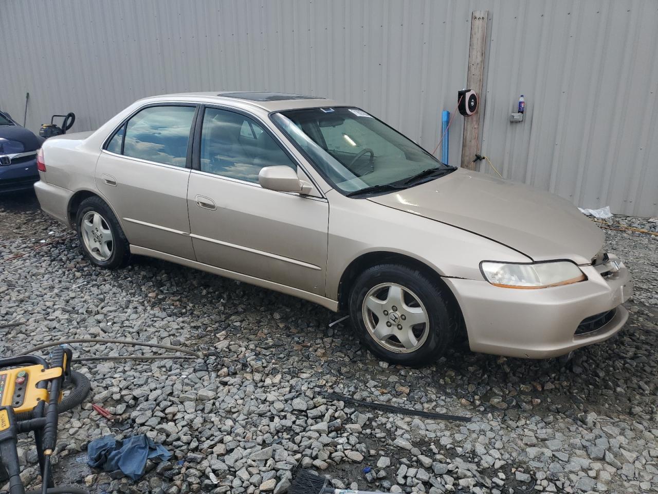 1HGCG165XYA047304 2000 Honda Accord Ex