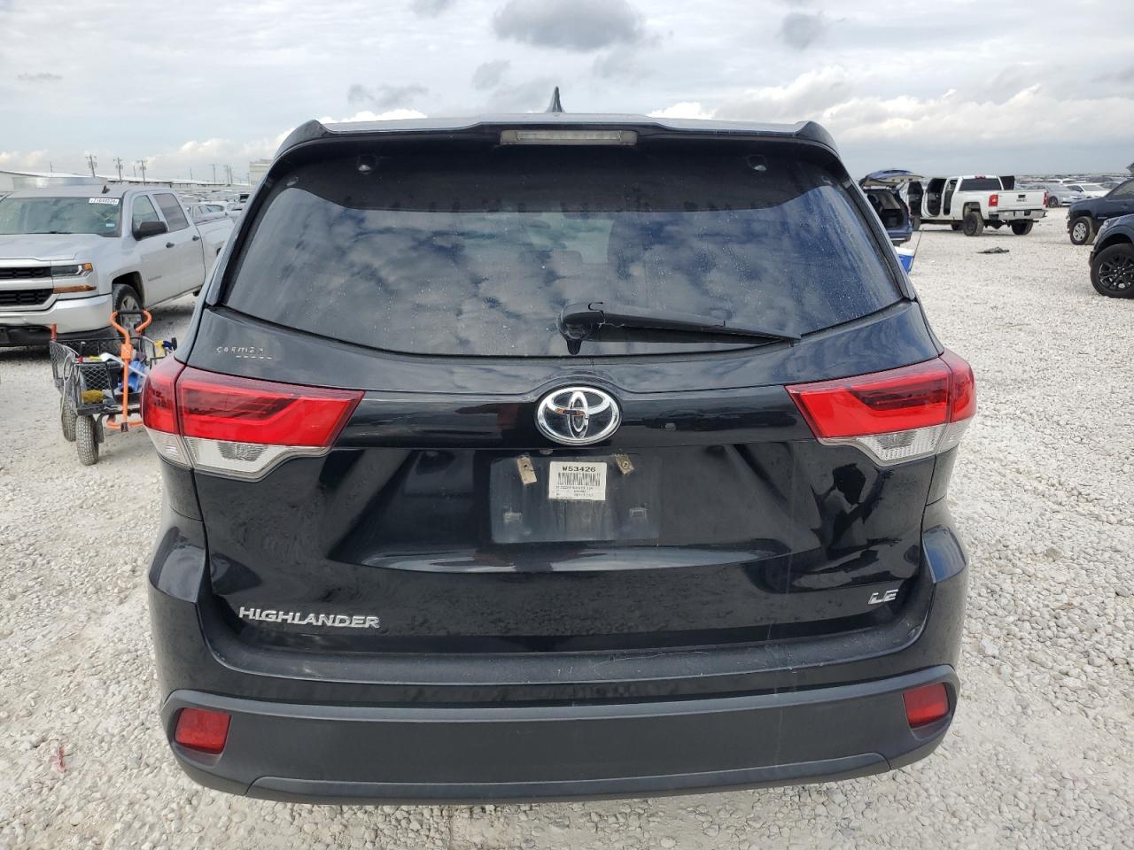 5TDZZRFH2HS231134 2017 Toyota Highlander Le