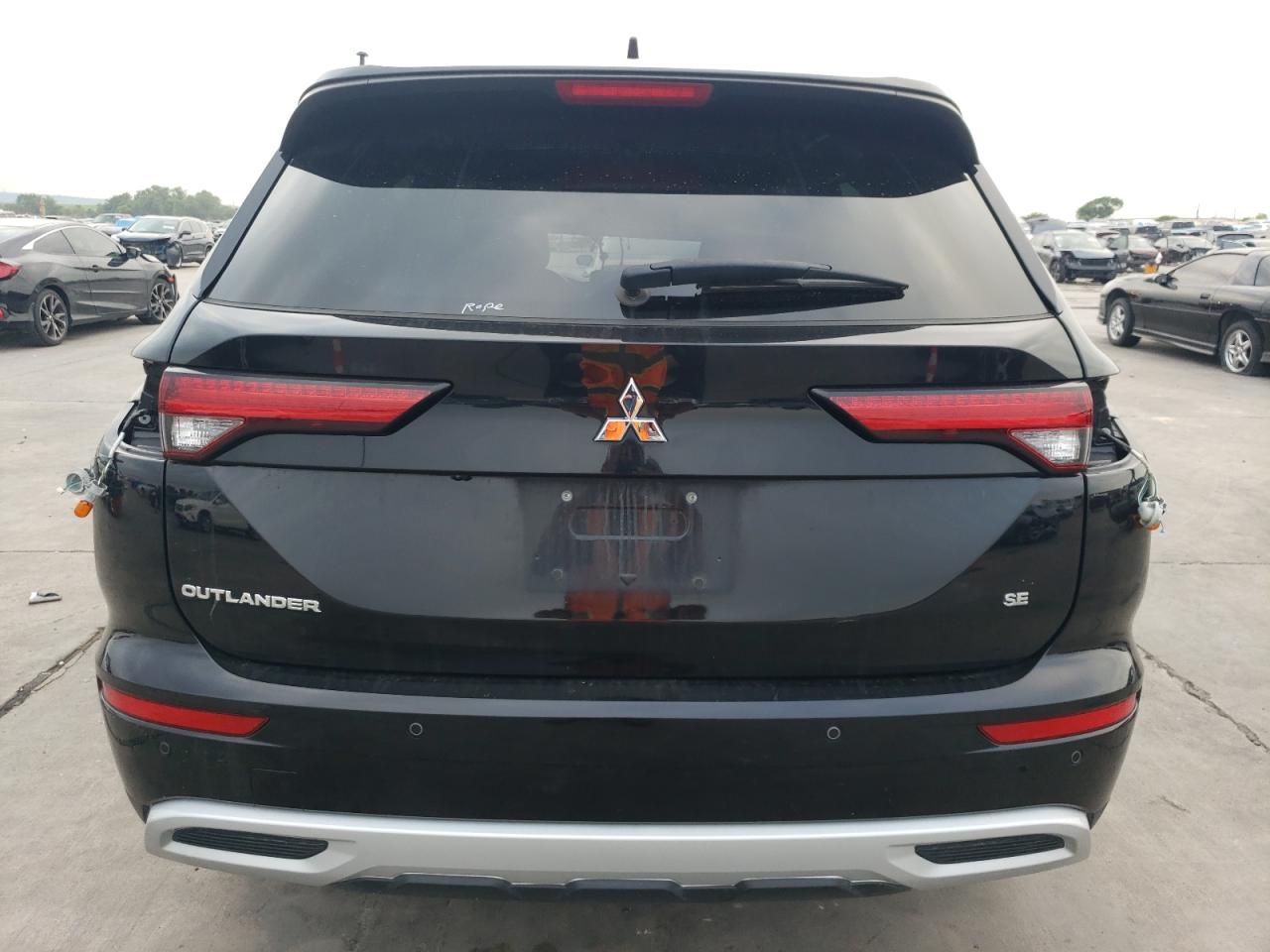 JA4J3UA84NZ017565 2022 Mitsubishi Outlander Se