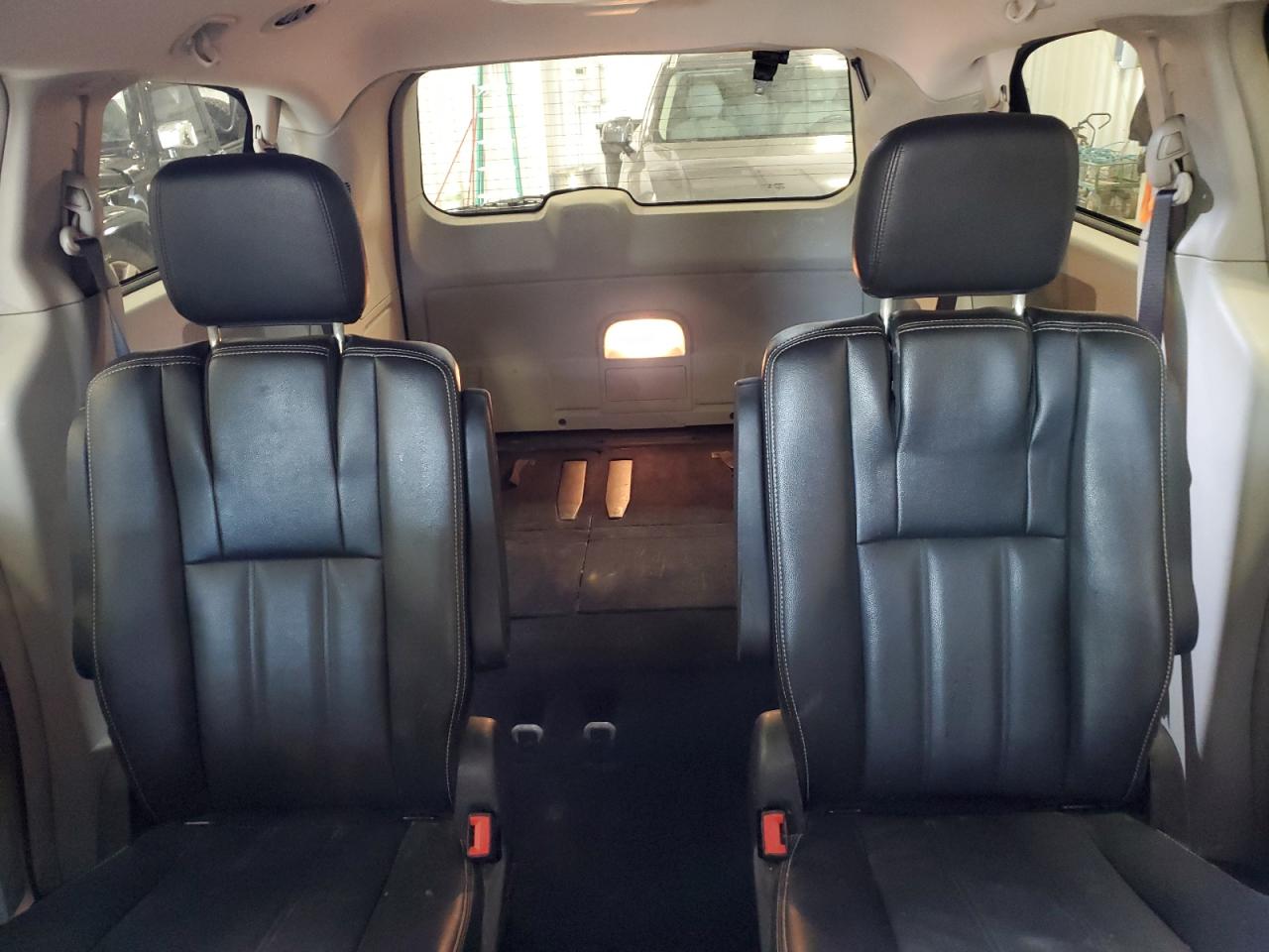 2015 Chrysler Town & Country - Image 10