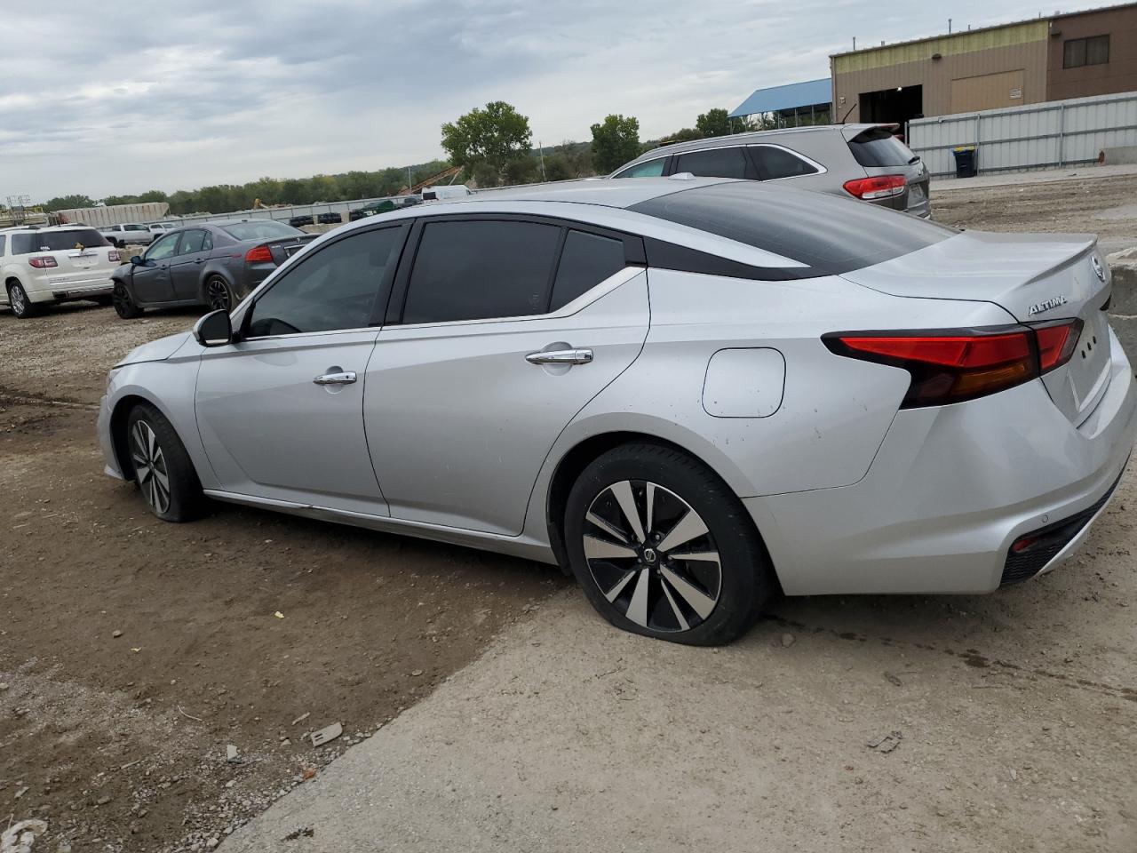 2020 Nissan Altima - Image 2