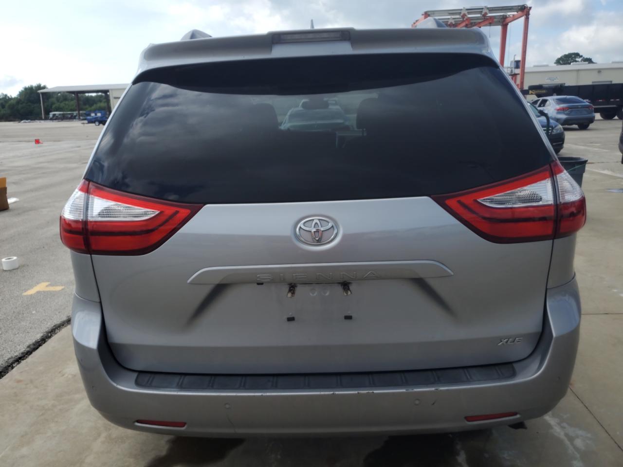 5TDYZ3DC1JS916733 2018 Toyota Sienna Xle