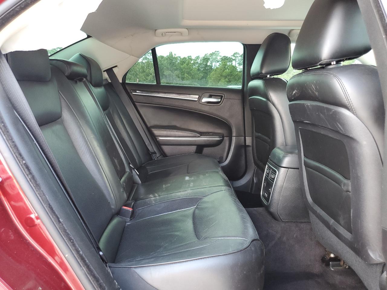 2018 Chrysler 300 - Image 10