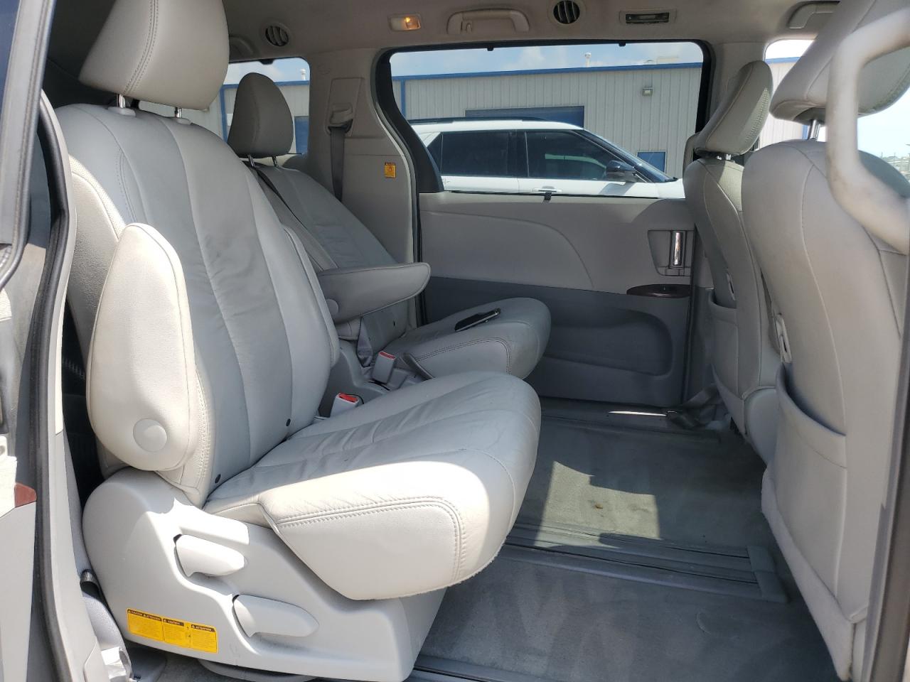 2011 Toyota Sienna - Image 11