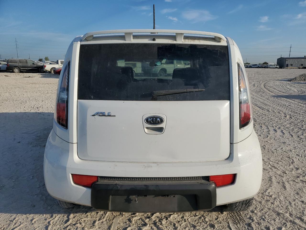 2011 Kia Soul + VIN: KNDJT2A29B7271186 Lot: 70851154