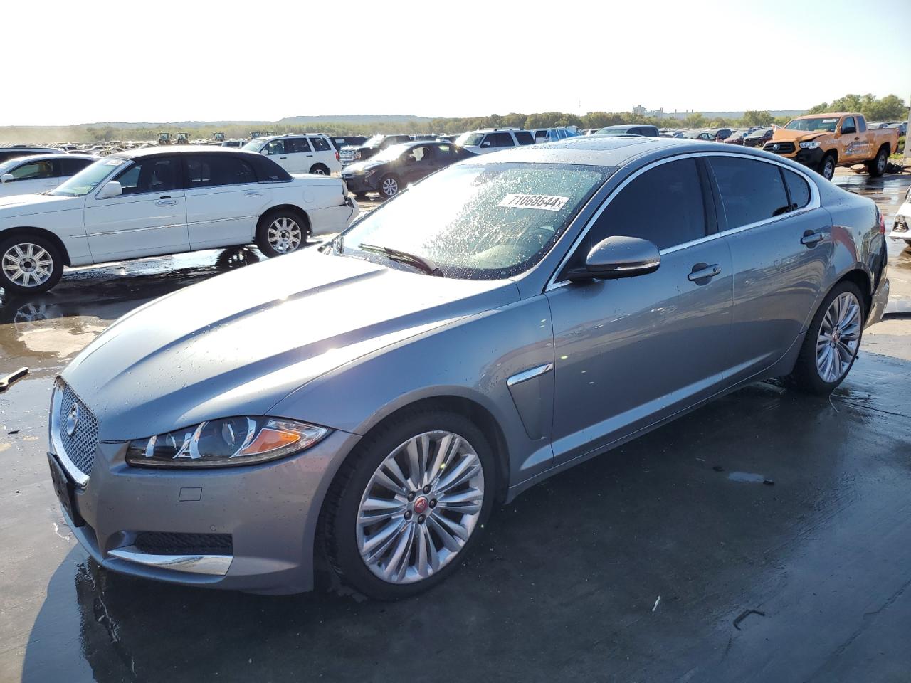 2015 Jaguar XF - Image 1