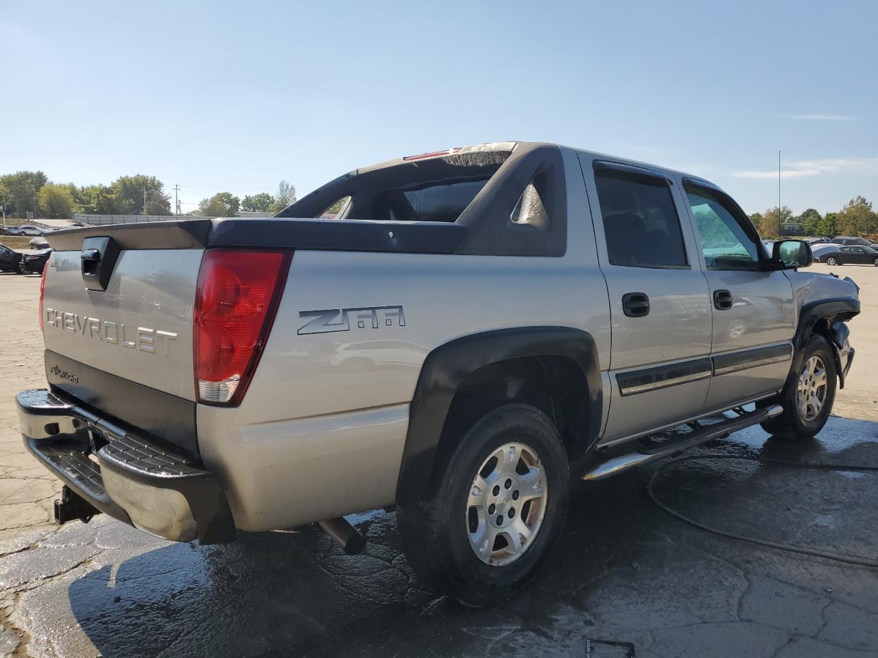 2004 Chevrolet Avalanche - Image 3