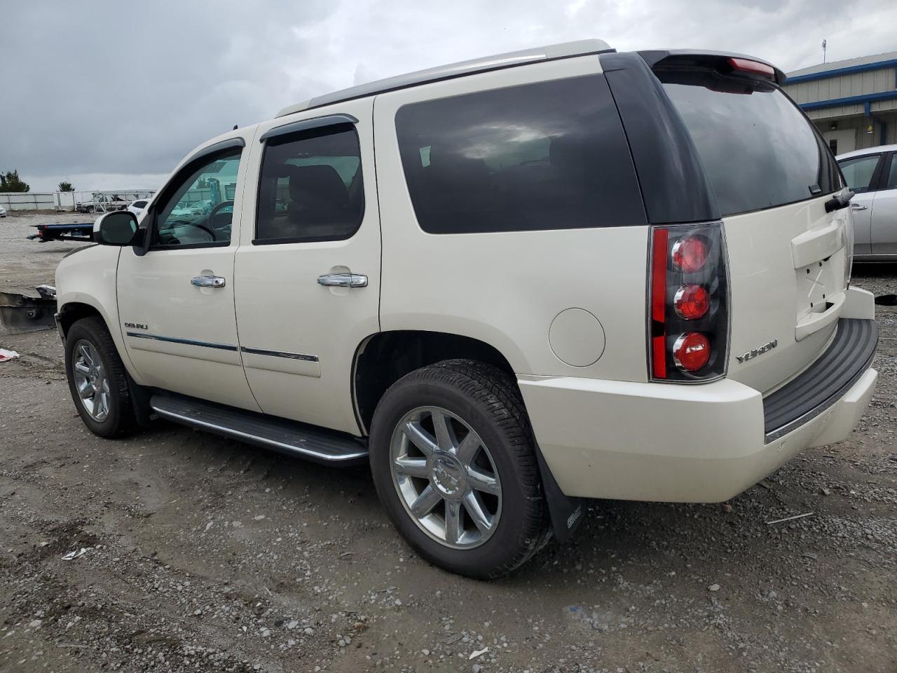 2013 GMC Yukon - Image 2