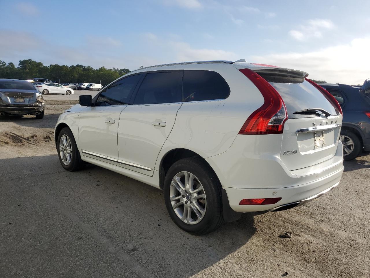 YV440MDK2F2730989 2015 VOLVO XC60 - Image 2