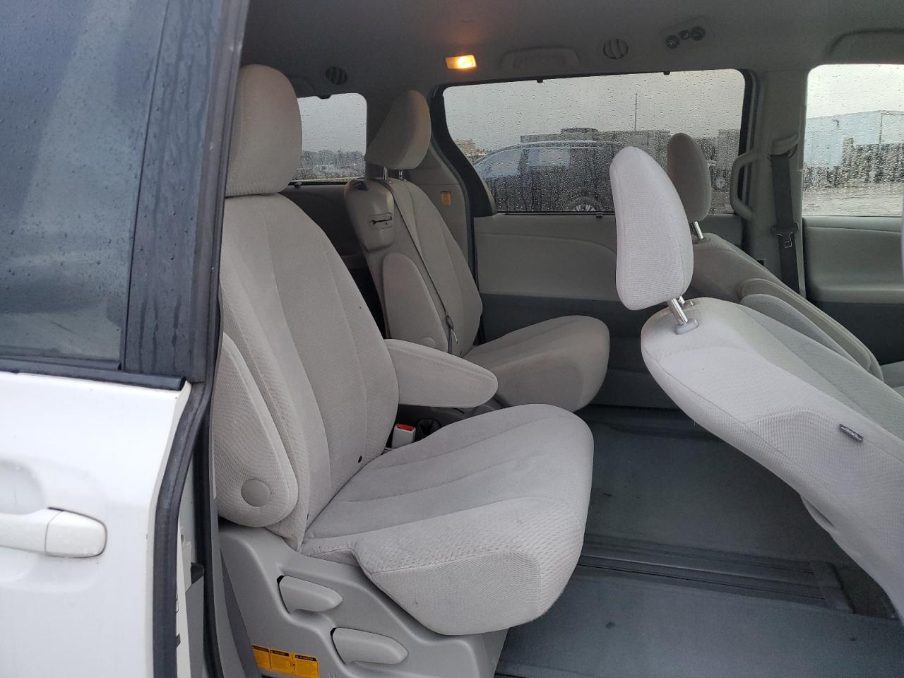 2011 Toyota Sienna - Image 11