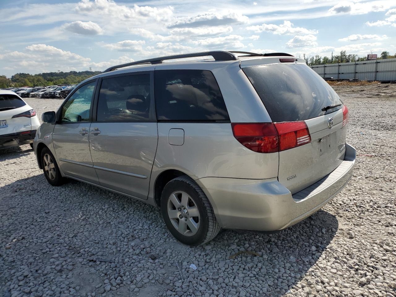 2004 Toyota Sienna - Image 2