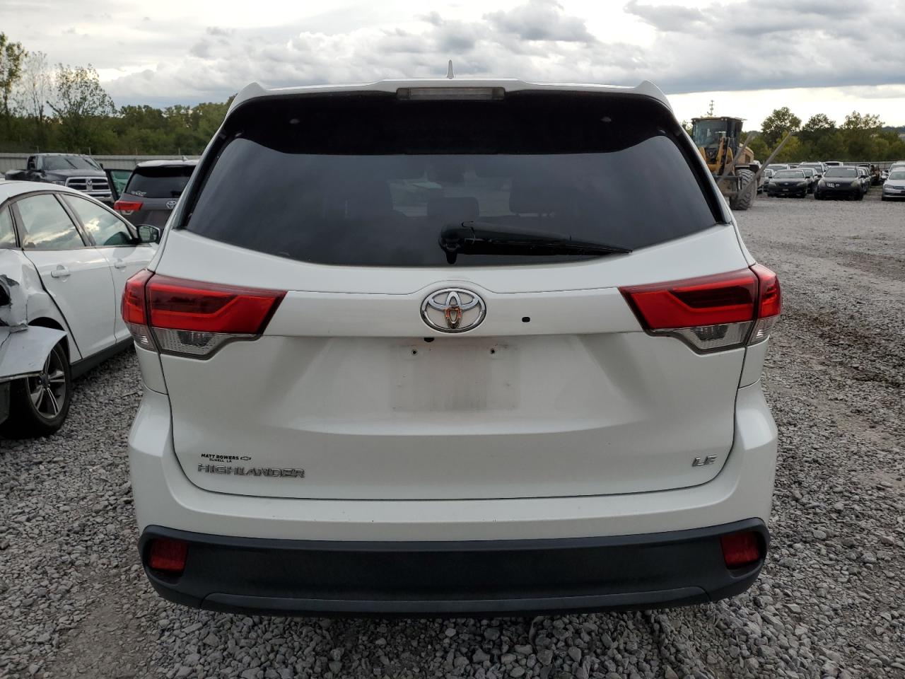 5TDZZRFH6HS220685 2017 Toyota Highlander Le