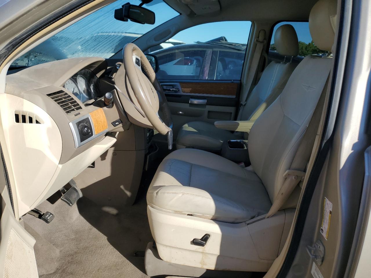 2009 Chrysler Town & Country - Image 7
